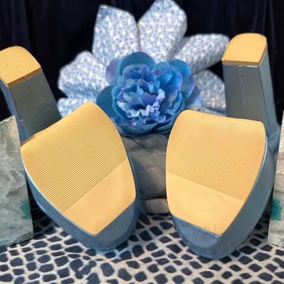 FRH Blue Heels with Chunky Block Heel and Iridescent Finish - Picture 2 of 2